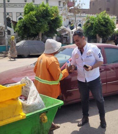 رئيس مدينة بنها: لمسة إنسانية بتوزيع مياه باردة على عمال النظافة