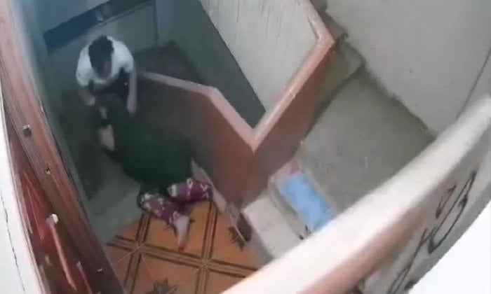 شاهد: اعتداء صادم على زوجة شقيق في الشرقية عبر سلم