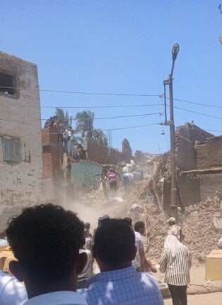 عائلة كاملة تحت الأنقاض: مأساة انهيار منزل في السرارية بالمنيا