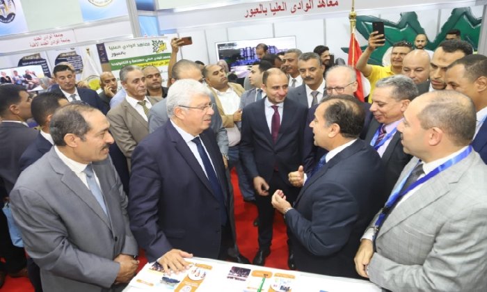 عاشور يزور جناح جامعة جنوب الوادي في معرض التعليم العالي التاسع
