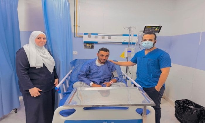 فرق الطوارئ تنجح في إنقاذ شاب بعد تعرضه لصعق كهربائي
