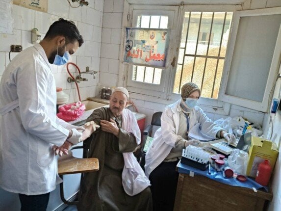 قافلة حياة كريمة: خدمات صحية مجانية لأكثر من 1200 مواطن في المنيا