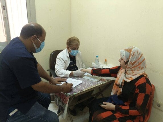 قافلة طبية مجانية في سمالوط تعالج 1296 حالة صحية وتقدم خدماتها للمحتاجين