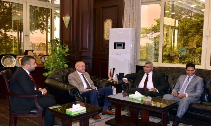 لقاء محافظ الأقصر مع وفد الصحة لتحسين أداء 5 مراكز طبية