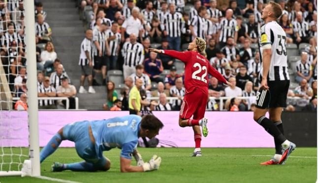 ليفربول يحقق فوزاً دراماتيكيًا على نيوكاسل في قمة الدوري الإنجليزي
