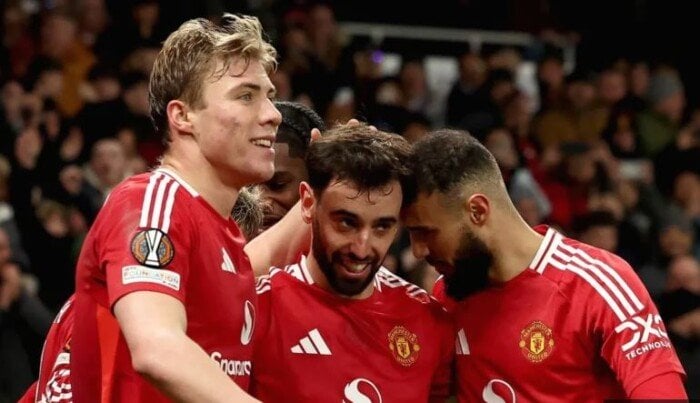 مانشستر يونايتد يخرج من كأس الرابطة على يد جريمسبي تاون
