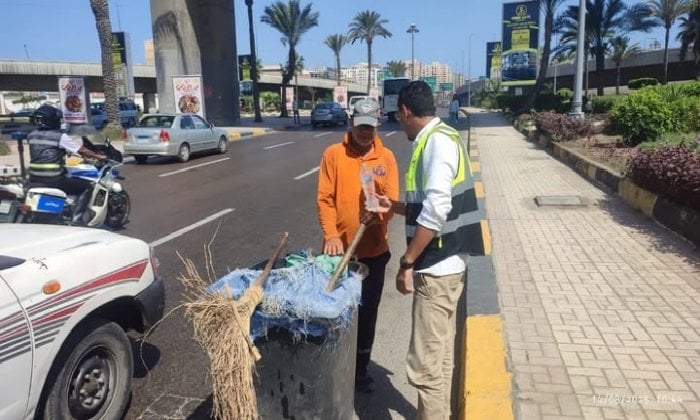 مبادرة إنسانية: توزيع المياه المبردة على عمال النظافة لمواجهة الحرارة بالإسكندرية