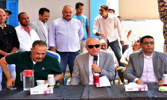 محافظ الأقصر يتابع مشاريع المياه الجديدة ويجمع آراء أهالي الأقالتة