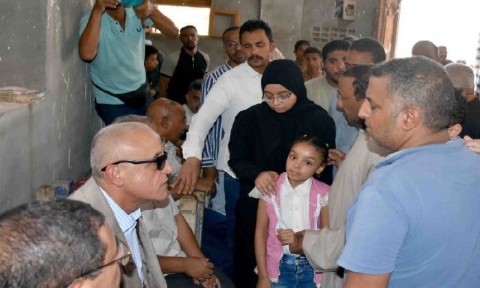 محافظ الأقصر يشارك في مراسم عزاء ضحايا حادث ترعة الكلابية بإسنا