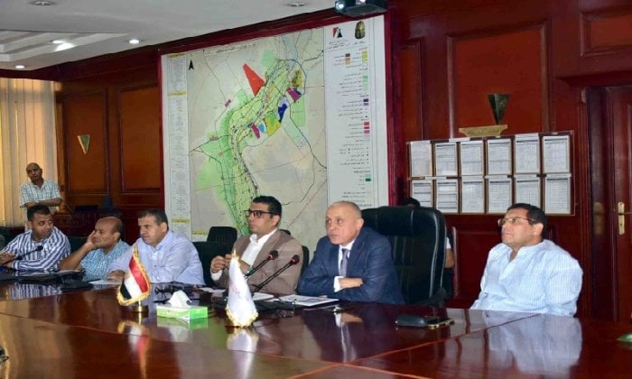 محافظ الأقصر يشرف على تقدم العمل ويؤكد على أهمية تحسين الخدمات