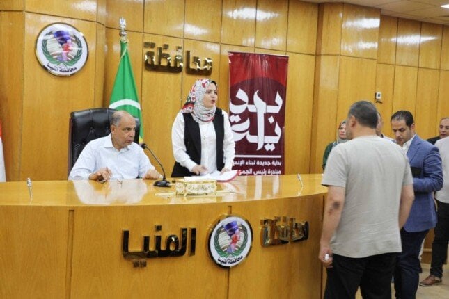 محافظ المنيا يلبي احتياجات الأسر الضعيفة بتوفير الدعم الطبي والسكني