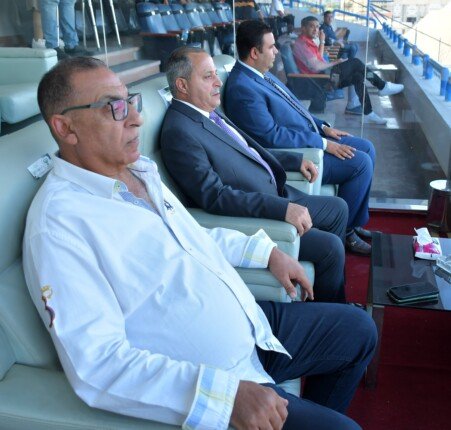 محافظ بورسعيد يتابع مباراة المصري أمام كهرباء الإسماعيلية في السويس الجديد