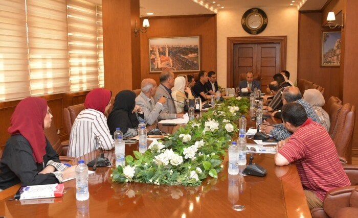 محافظ بورسعيد يطالب بإسراع صرف مستحقات المعلمين المالية