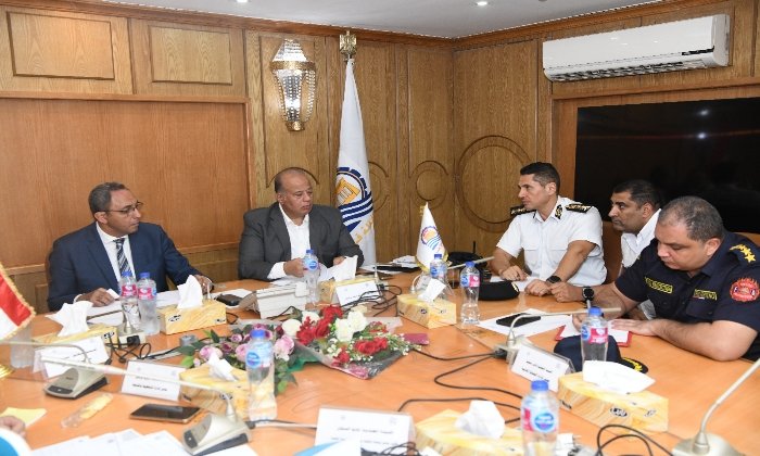 محافظ قنا يراقب سير إجراءات التقنين والتصالح