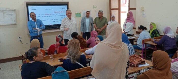 مدير التعليم بأسيوط يراجع دورة تدريب البرمجة للمعلمين والمختصين