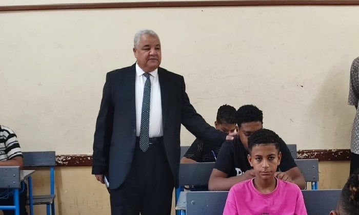 مدير التعليم بالأقصر يشرف على امتحانات الدور الثاني للمرحلة الإعدادية