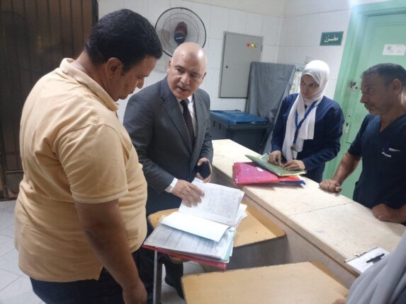 مدير الصحة بالقليوبية يراقب تقدم العمل في مستشفى الحميات ببنها