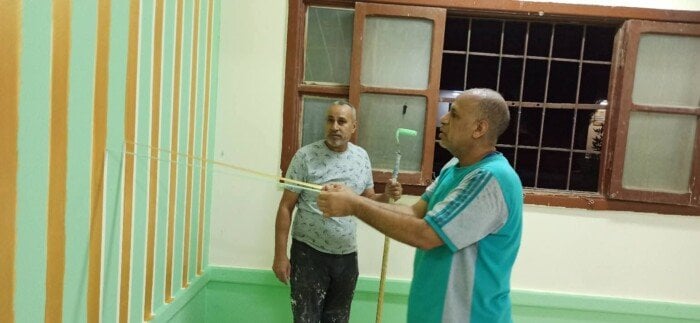 مدير المدرسة يعزز روح التعاون مع المعلمين من خلال تجديد الفصول الدراسية