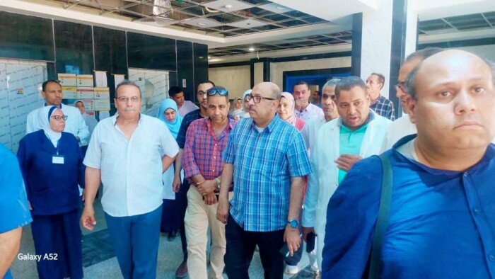 مدير صحة أسيوط يؤكد على تحسين الخدمات الصحية وإغلاق العيادات الغائبة
