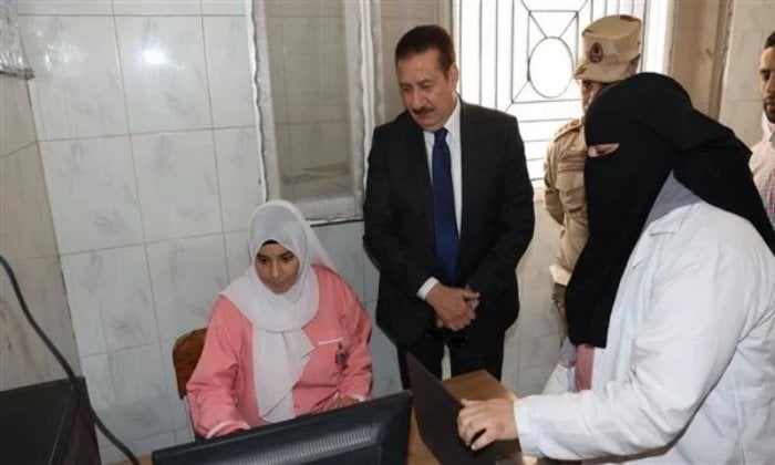 مفاجأة في مكتب الصحة: محافظ المنوفية يحقق مع موظف