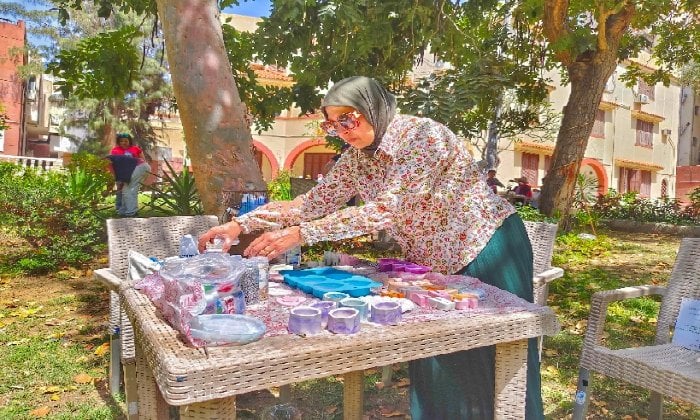 من الطباشير إلى فن الكونكريت: إبداعات معلمة سكندرية في التصنيع اليدوي
