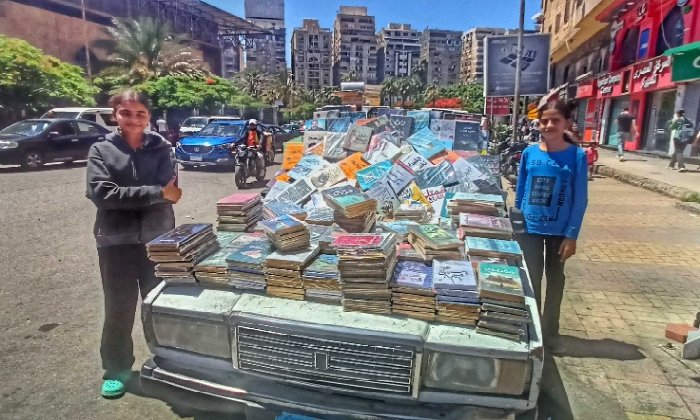 من حلم الأب إلى واقع القراءة: شقيقتان تُبدعان مكتبة متنقلة في شوارع الإسكندرية