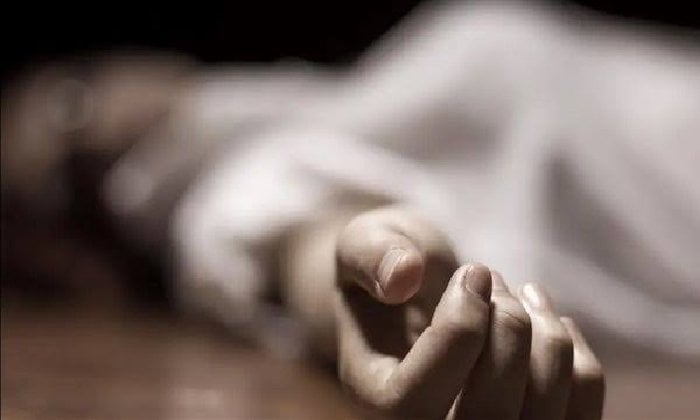نزاع عائلي ينتهي بمأساة: شاب يُقتل على يد والدته في الإسكندرية