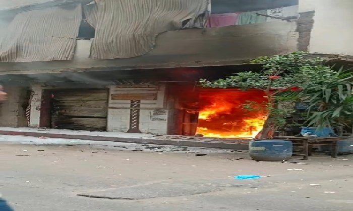نيران تلتهم محلين لصيانة التكاتك بالعصافرة شرق الإسكندرية