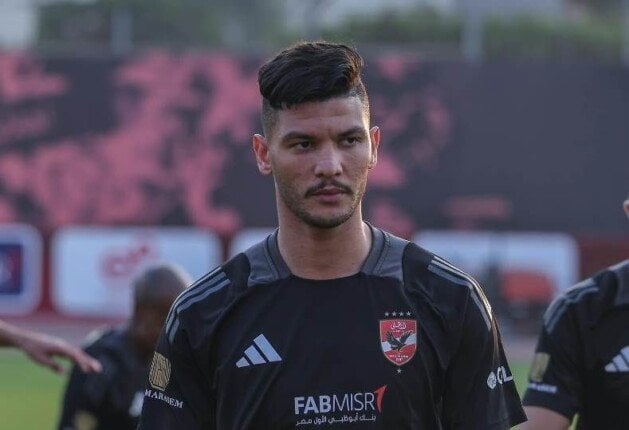 والد أشرف داري يؤكد: نجم الأهلي باقٍ ولا عروض للانتقال
