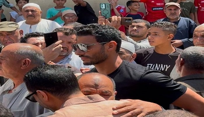 وداع مؤلم: محمد الشناوي يعاني من الحزن خلال تشييع والده