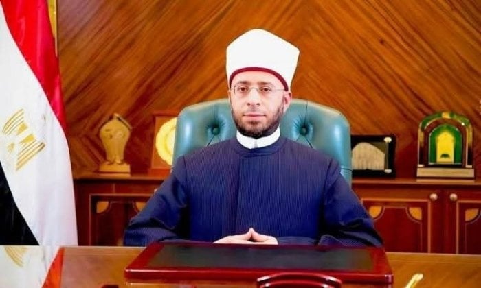 وزير الأوقاف يزور الشيخ ممدوح حسين بعد حادث الطعن للاطمئنان على صحته