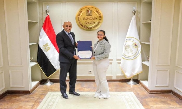 وزير التعليم يحتفي بتفوق 4 طالبات من مدرسة النيل الدولية بقنا