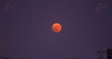 مصر تشهد ظاهرة خسوف القمر اليوم وتنتظر ظهور القمر الدموي
