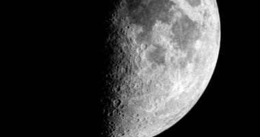 علماء يكتشفون آثار سقوط صخور جديدة على سطح القمر في دراسة مثيرة