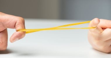 اكتشاف ثوري: أول شريط مطاطي يولد كهرباء من حرارة الجسم