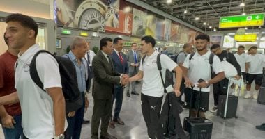 وزير الرياضة يساند منتخب مصر في مطار القاهرة قبل رحلته إلى بوركينا فاسو