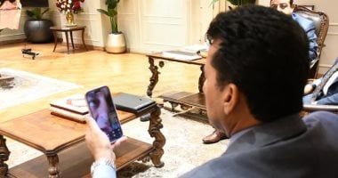 وزير الرياضة يستعرض حالة مرموش ويتواصل مع صلاح والسفير المصري بعد المباراة