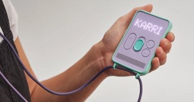 جهاز مبتكر للأطفال يتيح التواصل الصوتي عبر شريحة بيانات هاتف الأهل