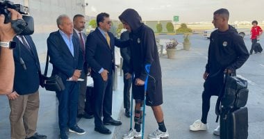 مرموش يثير الانتباه بعكازته خلال تدريبات المنتخب في القاهرة