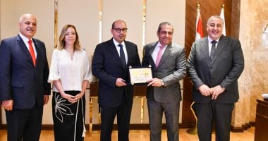 تكريم ياسر إدريس وخالد عباس يعزز التعاون الأوليمبي المشترك