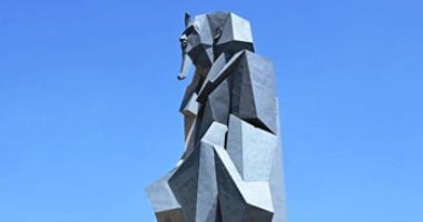 رئيس الوزراء يأمر بتسريع استكمال أعمال الإنارة للتمثال الجديد