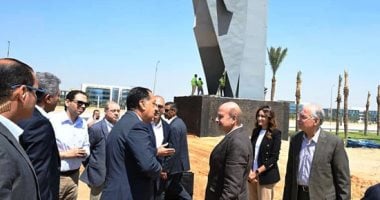 رئيس الوزراء يتفقد الممشى السياحي في جولة لمتابعة تجهيزات المتحف المصري