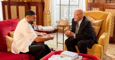 محمد صلاح يشارك صورة جديدة مع السير مجدى يعقوب وسط تفاعل واسع