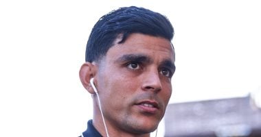 إصابة تؤرق أشرف بن شرقى في الفخذ وكوادر الأهلي تتدخل عبر فيديو