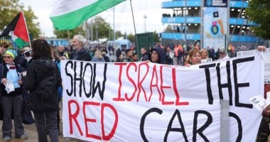 جماهير إنجلترا تتضامن مع غزة خلال قمة مان سيتي ومان يونايتد