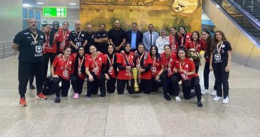 خالد فتحي يستقبل بطلات أفريقيا لكرة اليد في مطار القاهرة بحفاوة