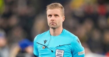 جلين نيبيرج يتولى تحكيم مباراة قمة نيوكاسل وبرشلونة في دوري الأبطال