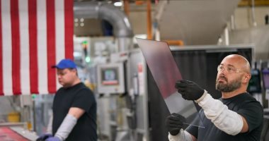 آبل تعلن ضخ 2.5 مليار دولار للإنتاج المحلي لغطاء آيفون حسب تيم كوك