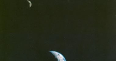 مركبة فوياجر 1 تسجل أول صورة للأرض والقمر في ذكرى تاريخية عام 1977