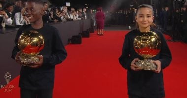 شاهد لحظة وصول جائزة الكرة الذهبية إلى حفل البالون دور 2025 بالفيديو